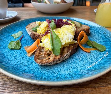 Frühstück im Café Edison in Wien