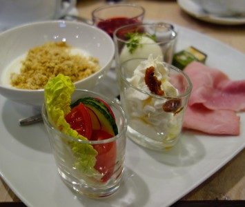 Frühstück im Rauwolf in der SCS in Vösendorf