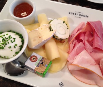 Frühstück in der Guesthouse Brasserie & Bakery in Wien