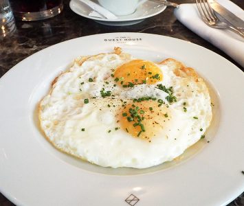 Frühstück im The Guesthouse in Wien