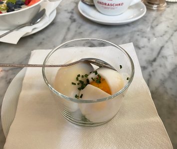 Frühstück im Café Eiles in Wien