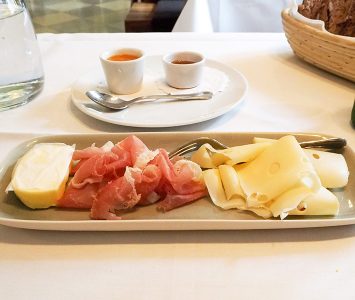 Frühstück in der Floh Gastwirtschaft in Langenlebarn