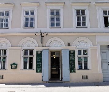 Frühstück im Gartencafé in Wien