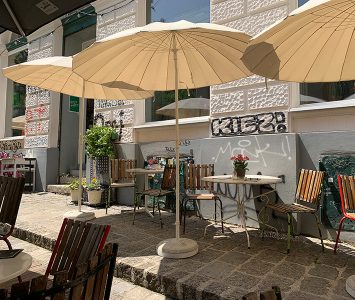 Frühstück im Café in der Burggasse 24 in Wien