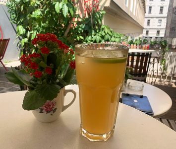 Frühstück im Café in der Burggasse 24 in Wien