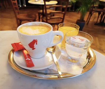 Frühstück im Café Westend in Wien