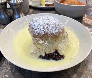 Frühstück in der Bäckerei Öfferl in Wien