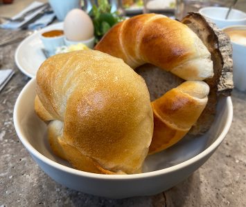 Frühstück in der Bäckerei Öfferl in Wien