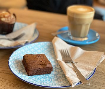 Schnelles Frühstück im Coffee Junkie in Wien