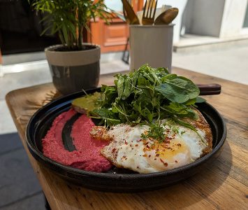 Frühstück in Zina's Eatery in Wien