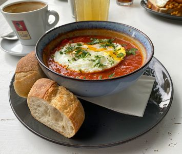 Frühstück im Café Kriemhild in Wien