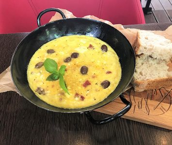 Frühstück im TESLA Coffee & Concept in Wien