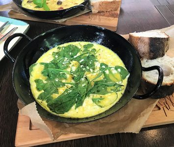 Frühstück im TESLA Coffee & Concept in Wien