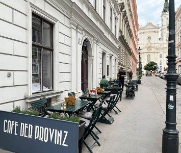 Frühstück im Café der Provinz in Wien