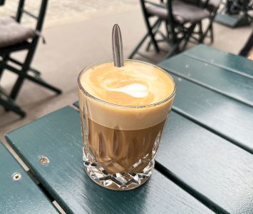 Frühstück im Café der Provinz in Wien