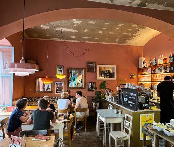 Frühstück im Café der Provinz in Wien