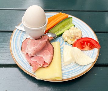 Frühstück im Café der Provinz in Wien