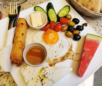 Frühstück im Naschmarkt Deli in Wien