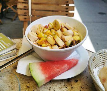 Frühstück im Naschmarkt Deli in Wien