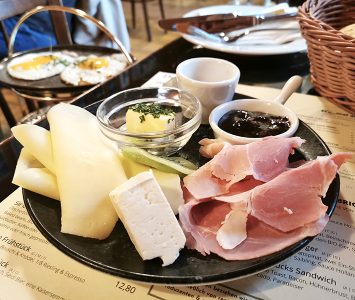 Frühstück im Kaffee Alt Wien in Wien