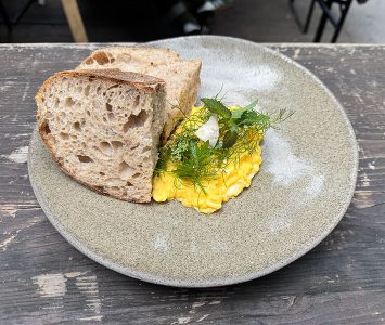 Frühstück im Meinklang Hofladen in Wien