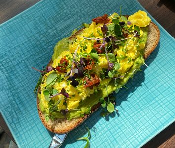 Frühstück im Café Wohnzimmer in Krems