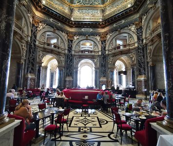 Frühstück im Café im KHM in Wien