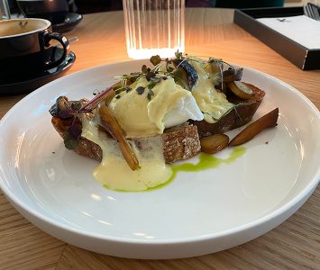 Frühstück im Kelsen Bistro im Parlament in Wien