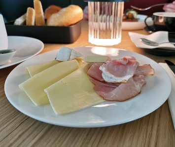 Frühstück im Kelsen Bistro im Parlament in Wien